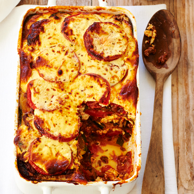 Moussaka van courgette en yoghurtsaus