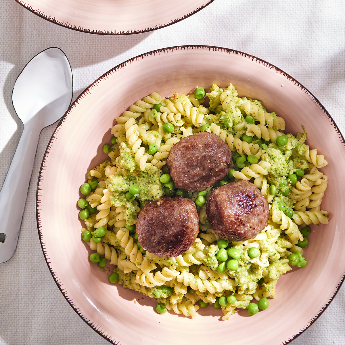 Pasta pesto met broccoli en gehaktballetjes