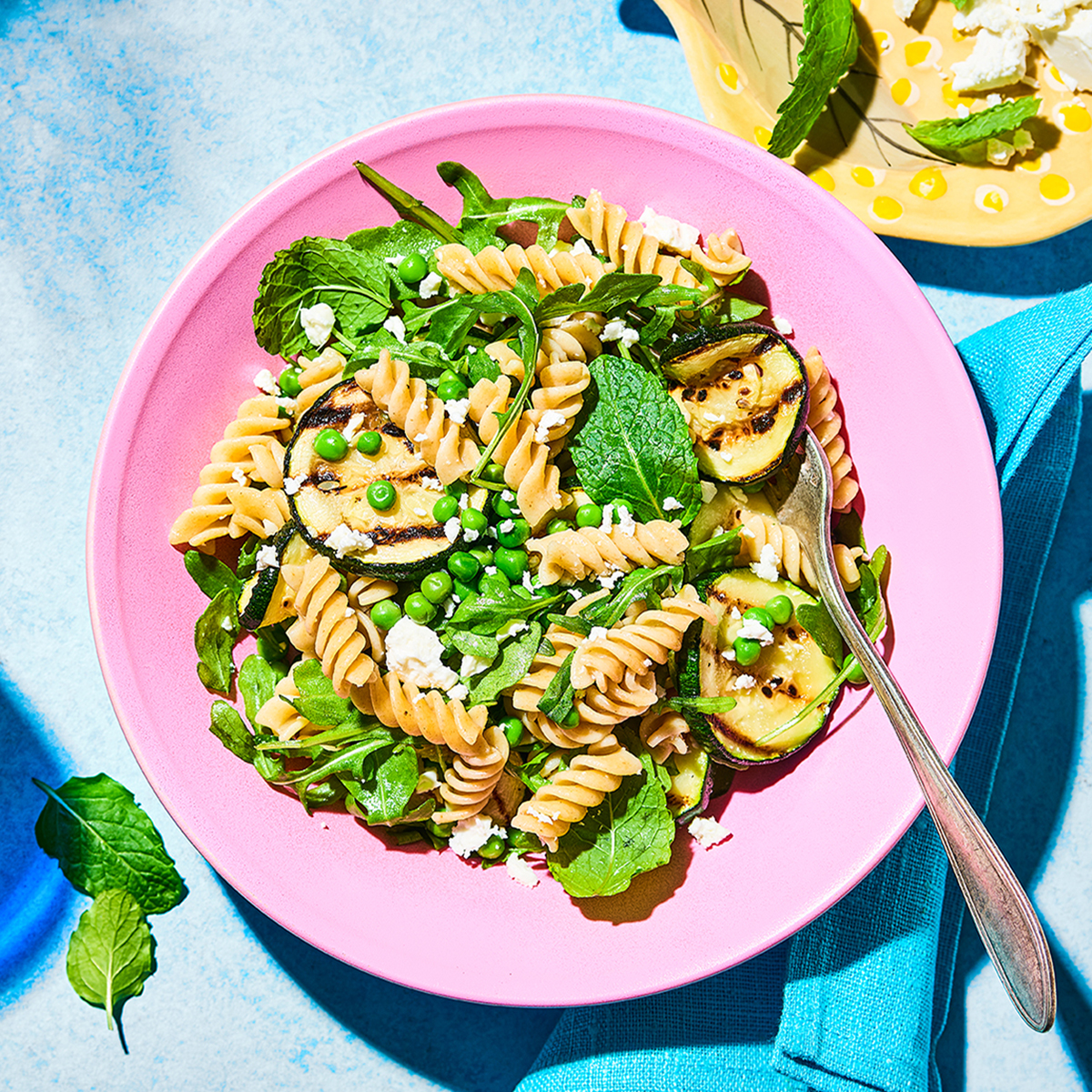 Groene pastasalade met courgette