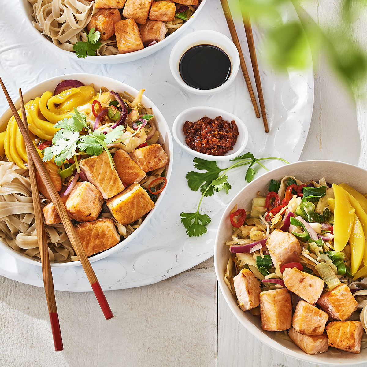 Oosterse poké bowl met zalm