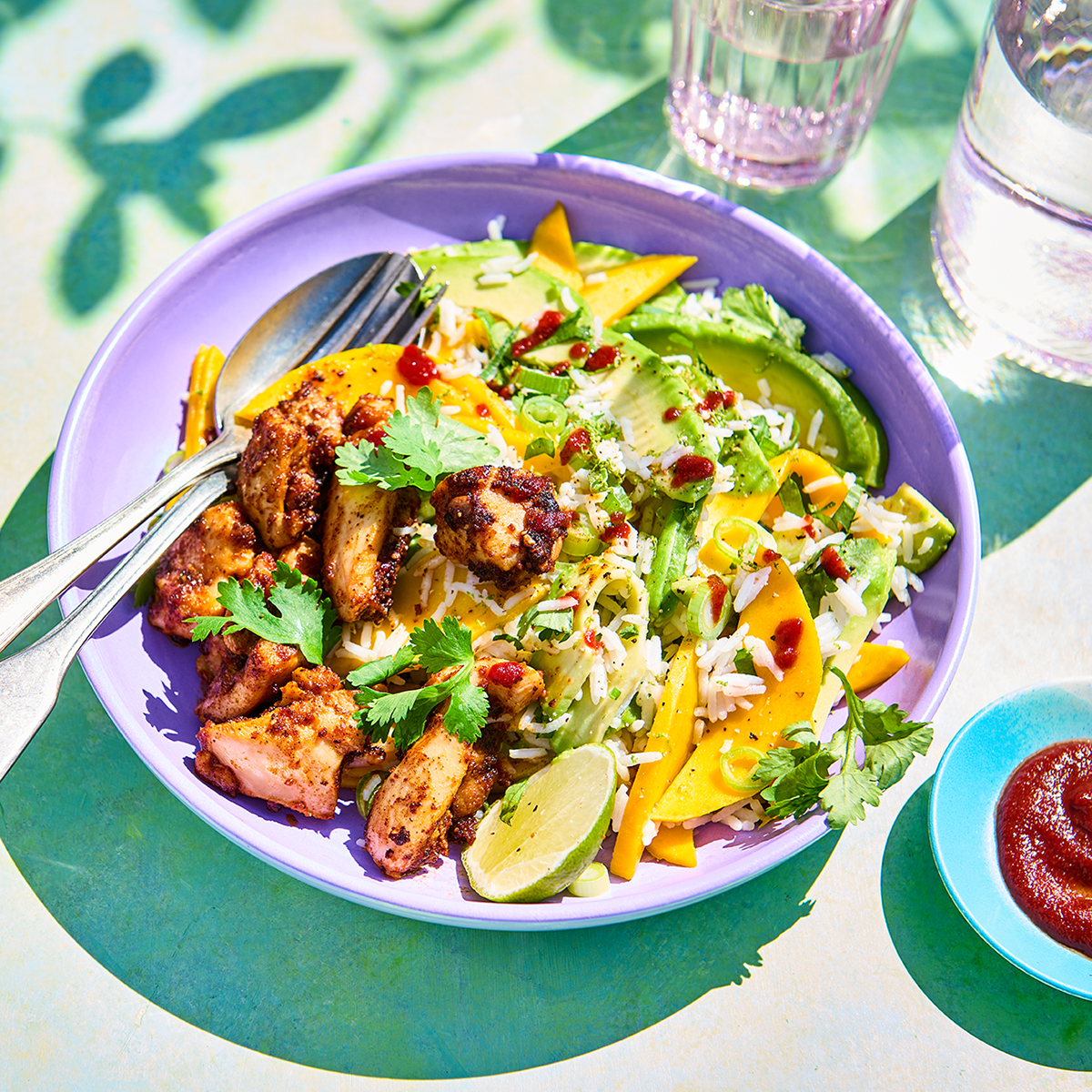 Avocado-mangosalade met pindakip