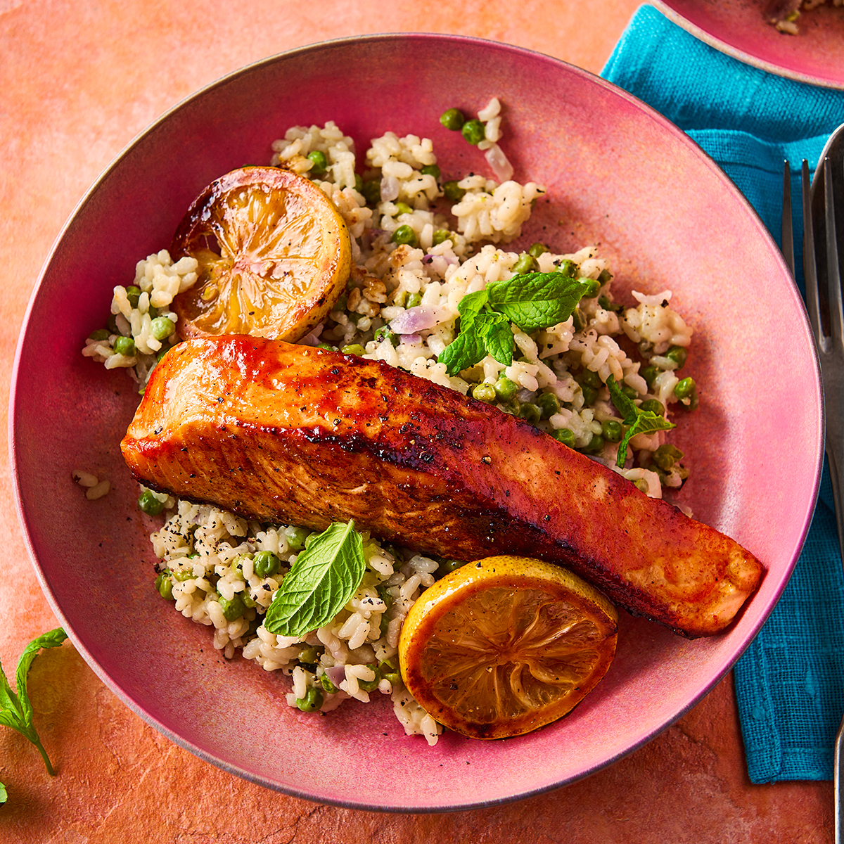 Honing-srirachazalm met groene risotto