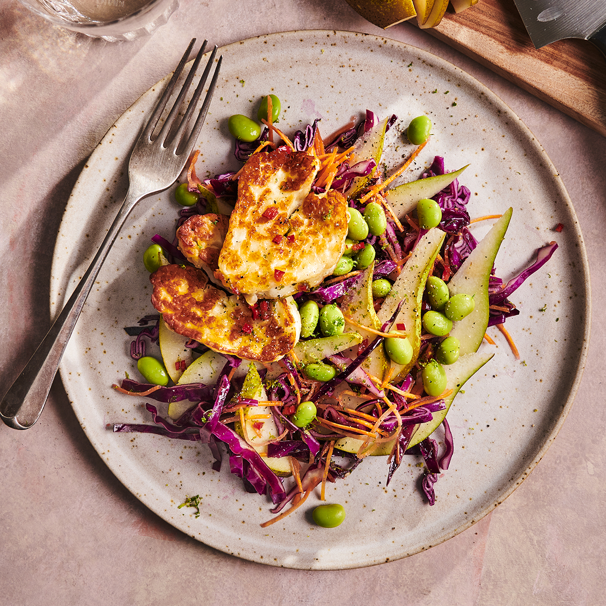 Aziatische salade met peer en haloumi