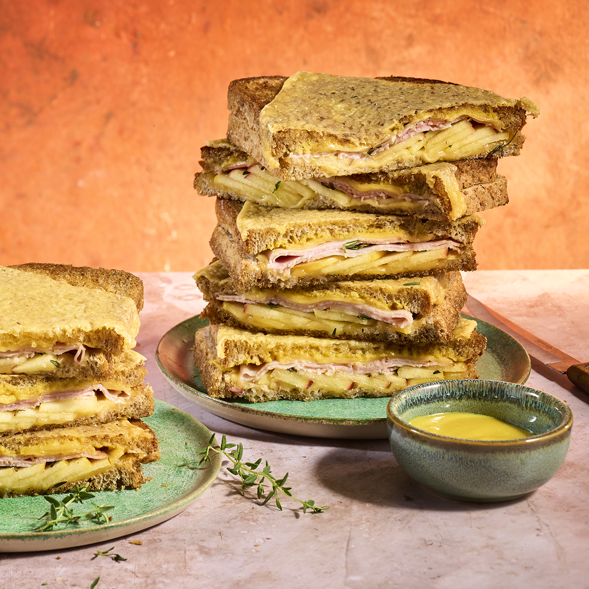 Croque met Egmonder, mosterd en appel