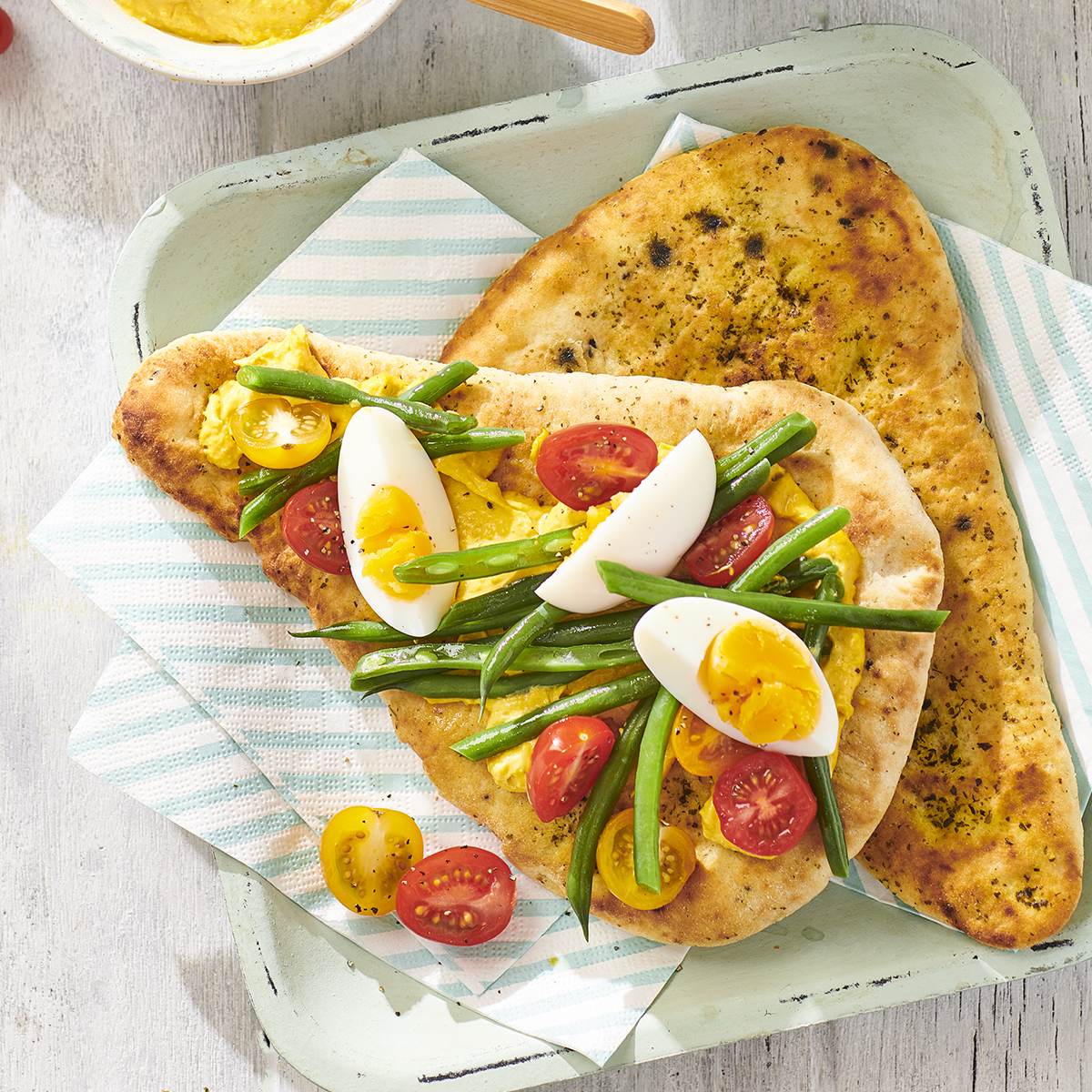 Naan met houmous en ei