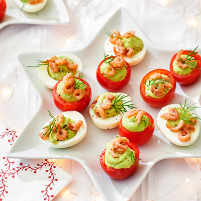 Eieren en tomaten gevuld met avocadocrème