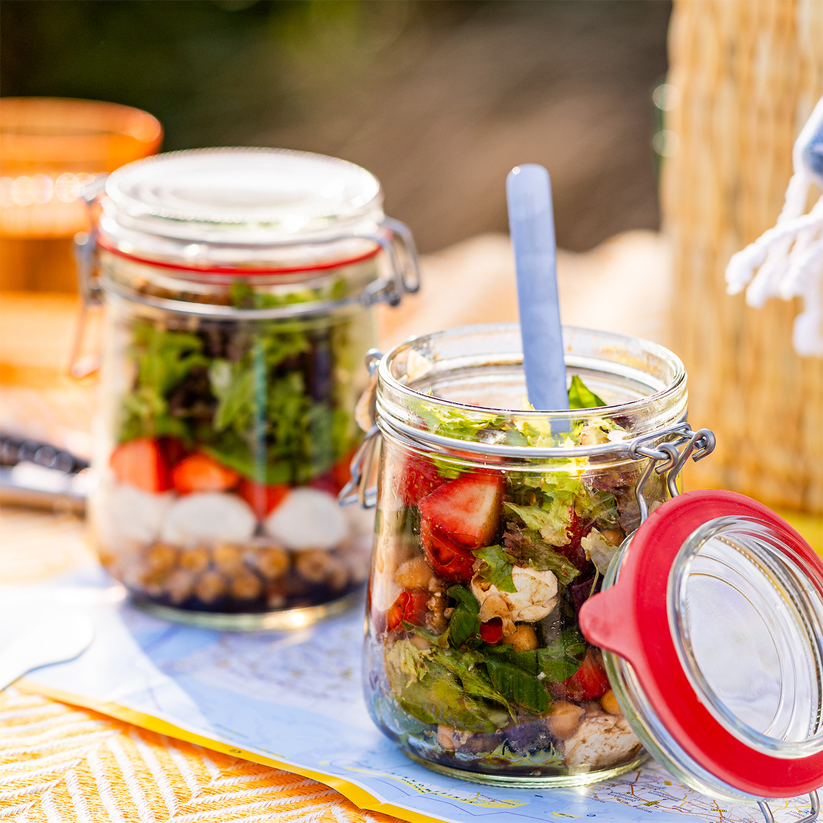 Aardbei-mozzarella salad jar