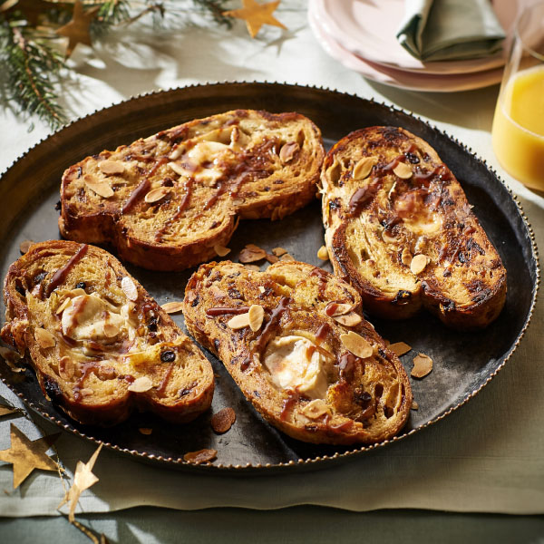 Toast van kerststol met geitenkaas en appelstroop