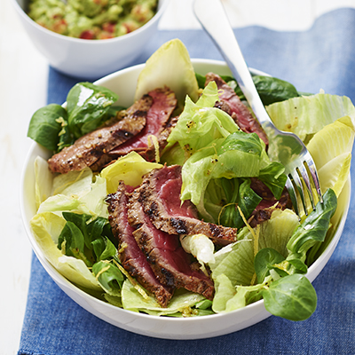 Gegrilde biefstuk met avocadosaus en salade