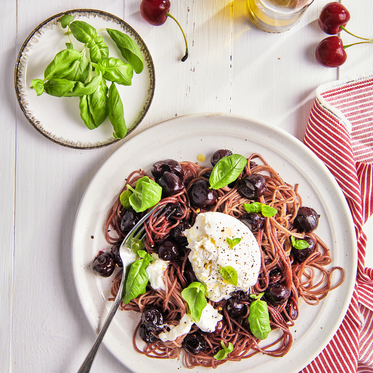 Pasta met balsamico-kersen en burrata