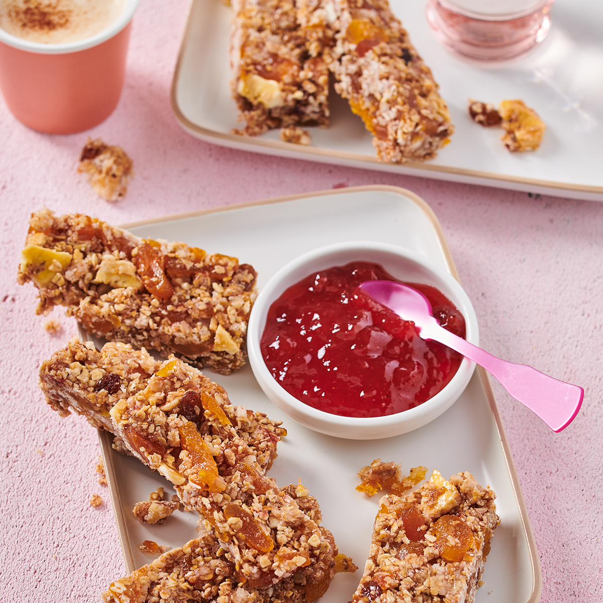 Mueslibar met aardbeienjam