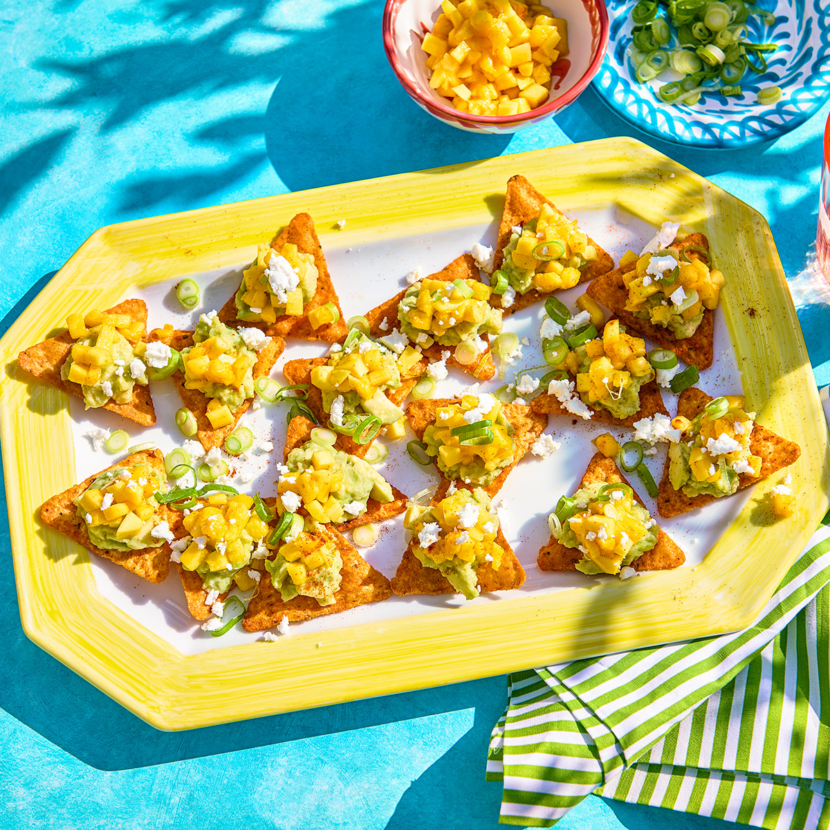 Tortillachips met avocado en mango