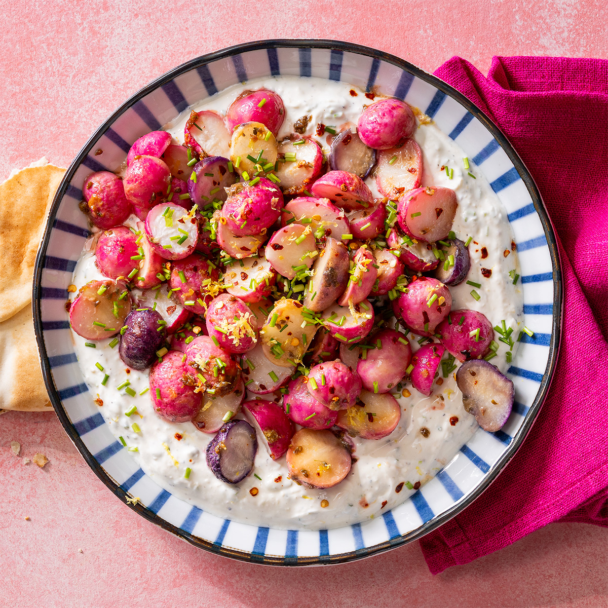 Gepofte miso-radijs met yoghurtdip