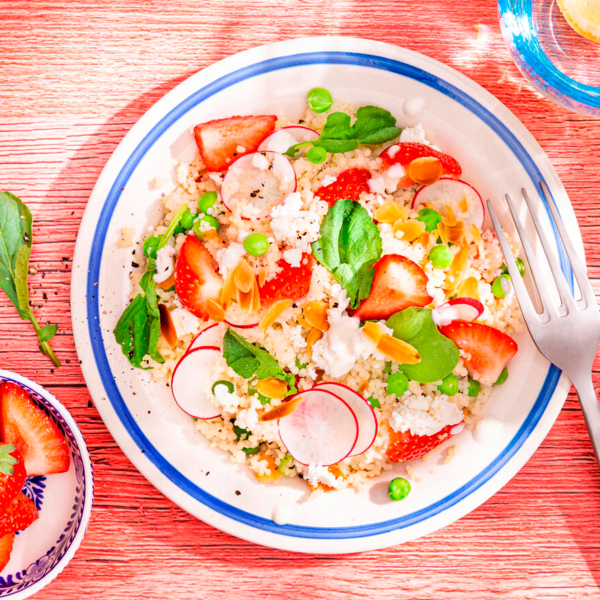 Zomerse couscoussalade met aardbeien
