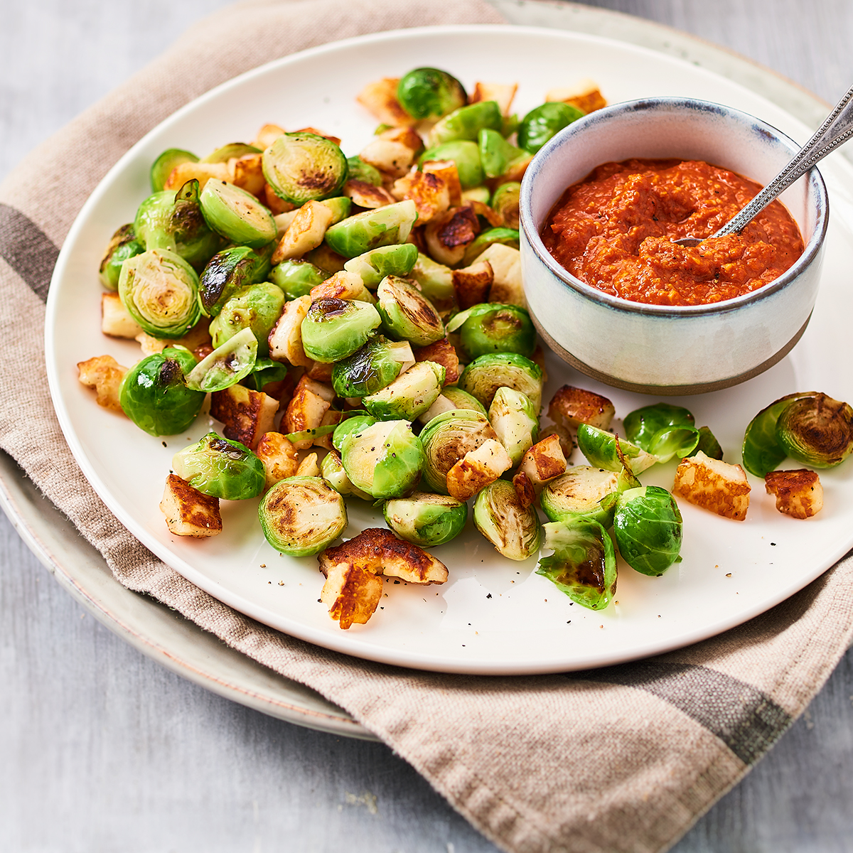 Geroosterde spruitjes met halloumi en paprikatapenade