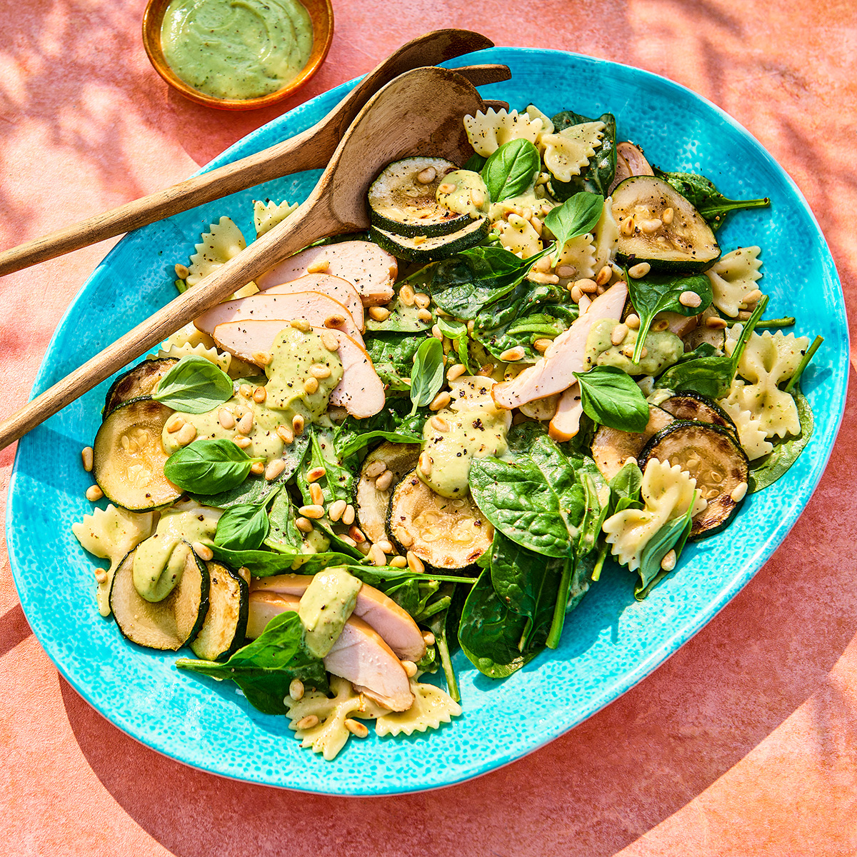 Spinaziesalade met avocadodressing