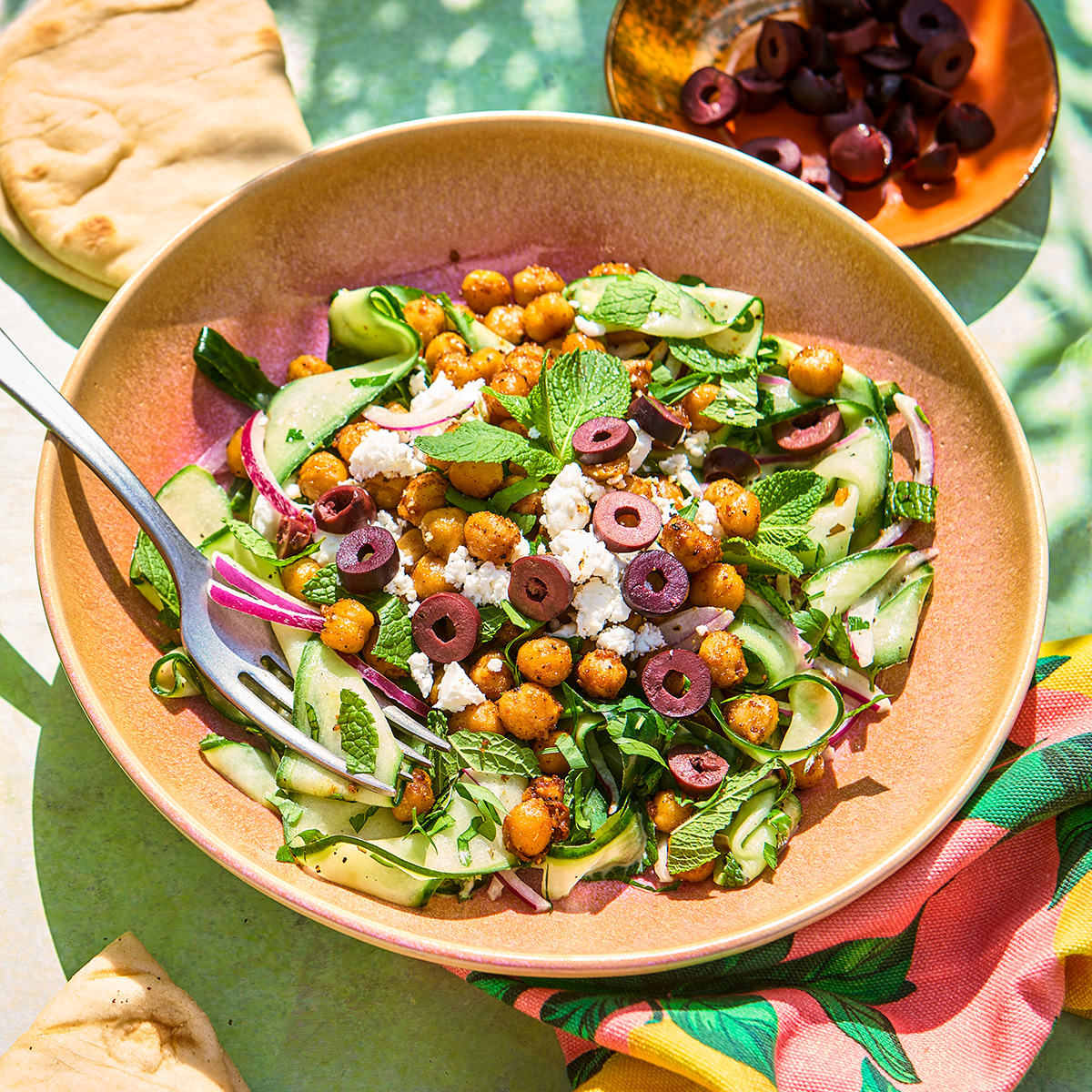 Komkommersalade met shoarma-kikkererwten