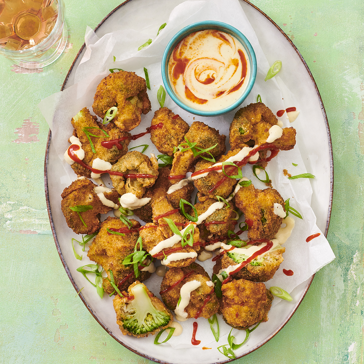 Knapperige broccoliroosjes met vegan srirachamayo