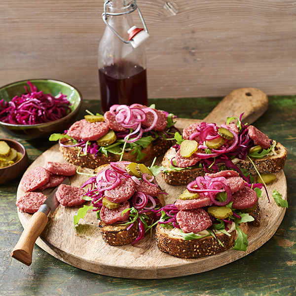 Bruschetta met ossenworst en gemarineerde rode kool en ui