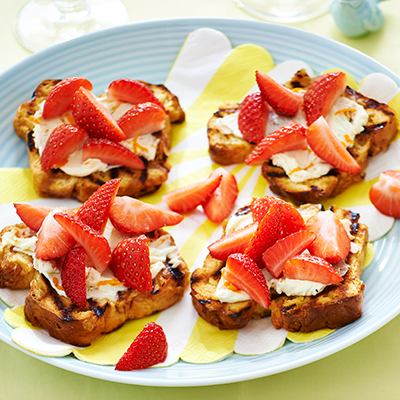 Geroosterd suikerbrood met mascarpone en aardbeien